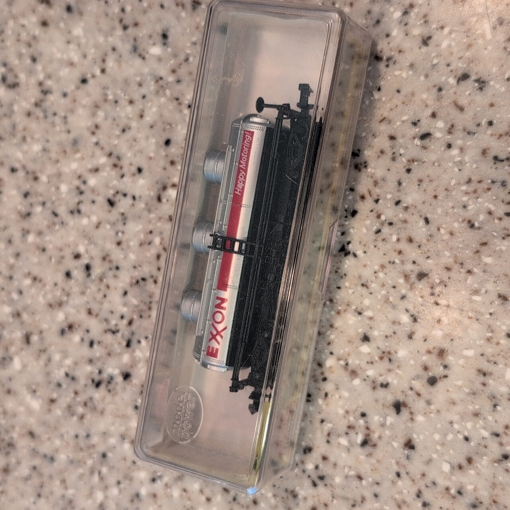 Model Power No.3411 3-dome Exxon Tank Car N-Guage Train Car